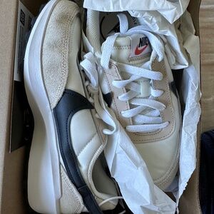 Nike Women's White and Black Sneakers
